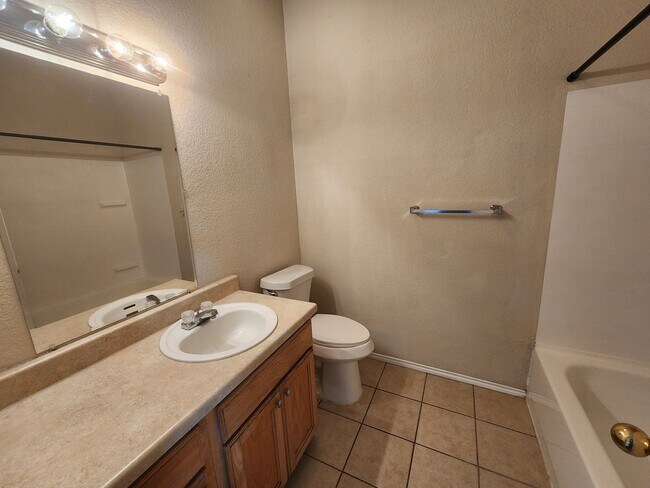 Building Photo - Charming 3 bedroom duplex in Weatherford