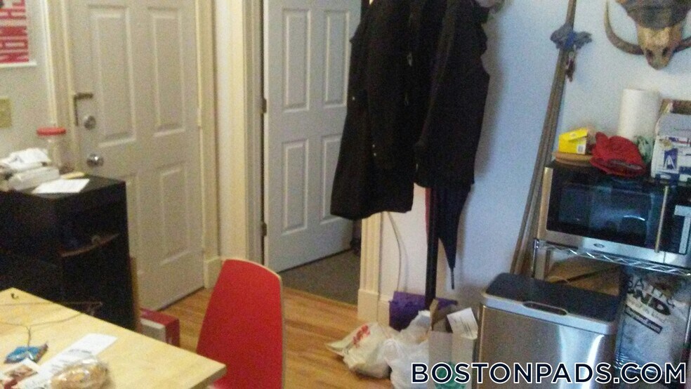 Building Photo - 833 Beacon St