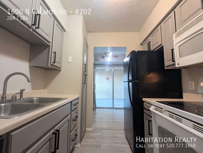 Building Photo - 1600 N Wilmot Rd