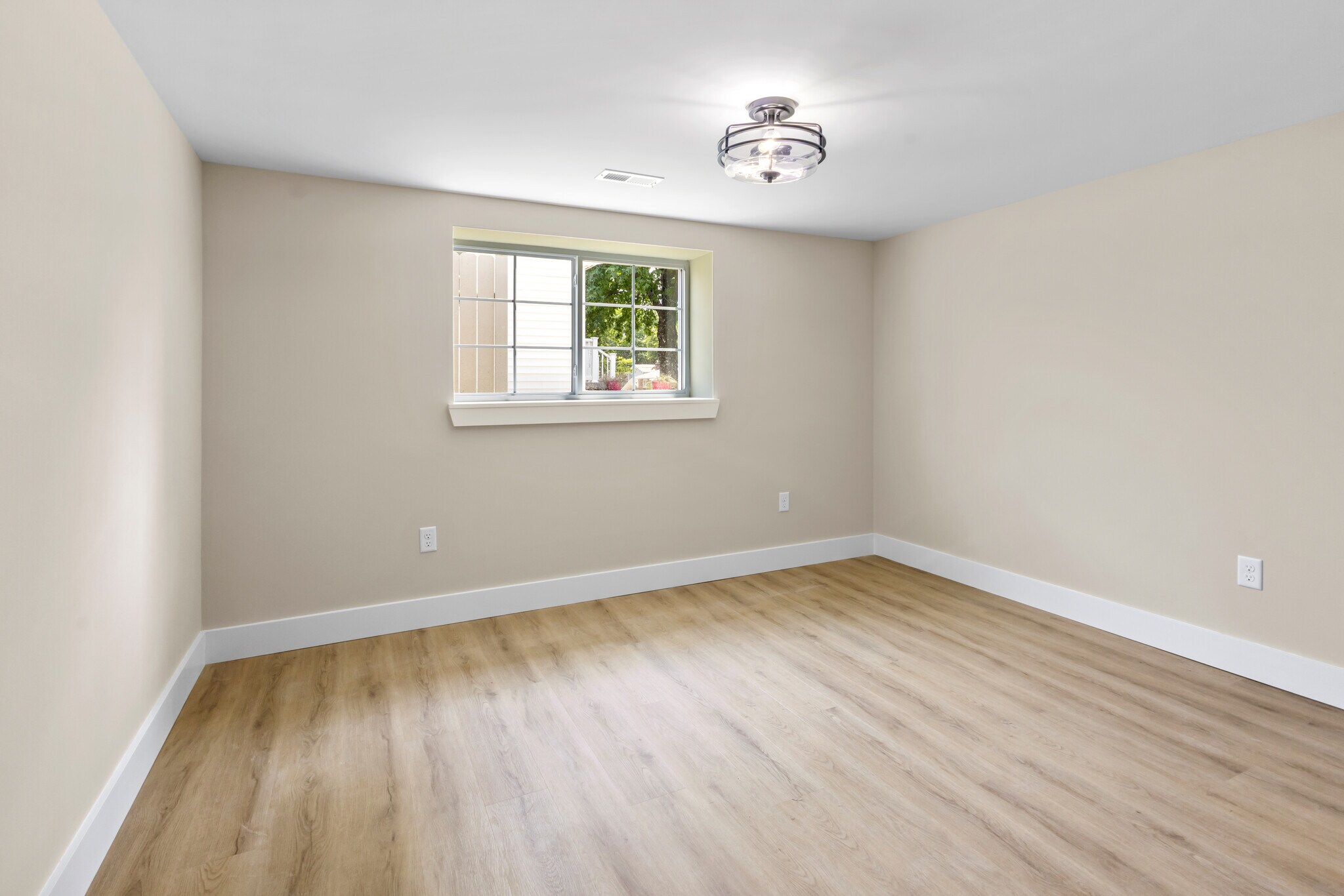 Building Photo - 2628 Linden Pl