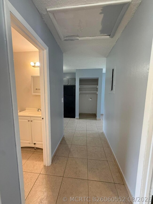 Building Photo - 5006 Sanibel Ave