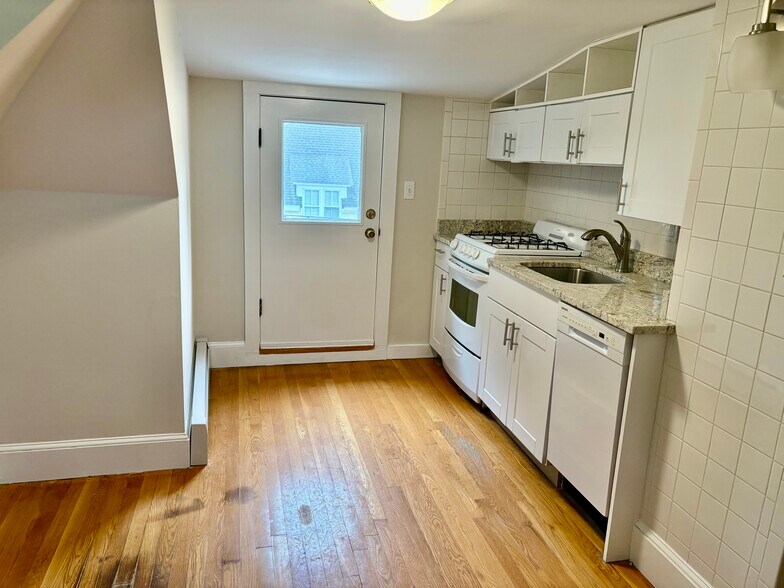 kitchen - 14 Abbott St
