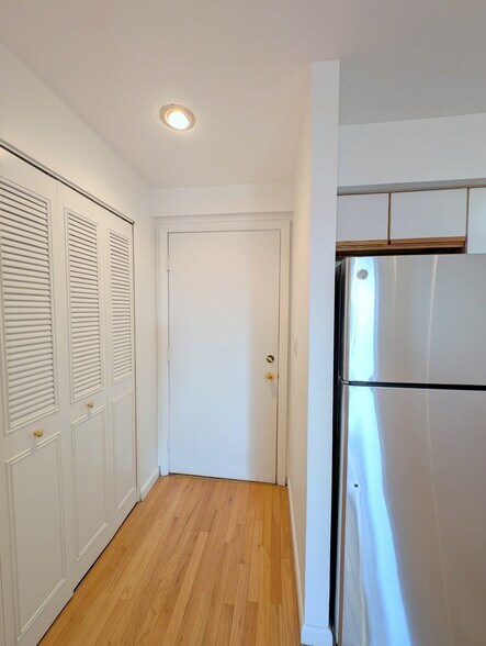 Building Photo - 10 Roberts St