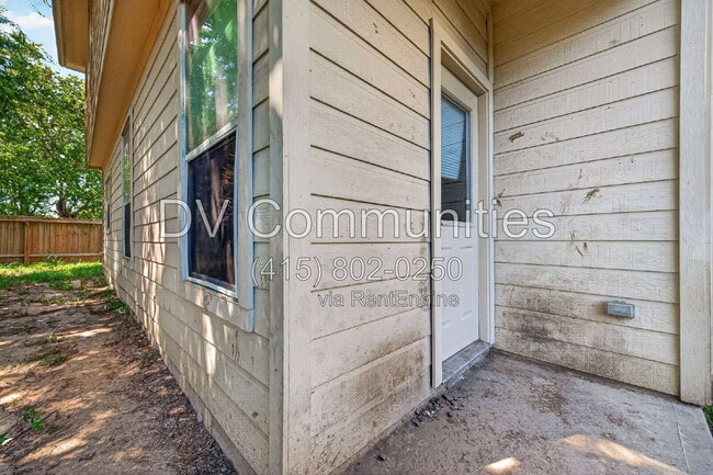 Building Photo - 1915 Wood Shadows Dr