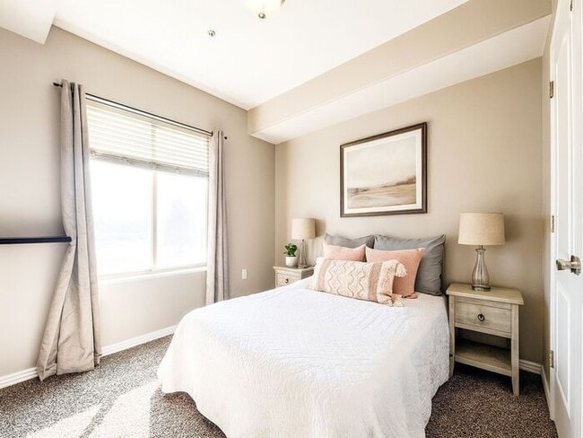 Building Photo - Bright 2BR + Pool/Hot Tub - Balcony in West Valley City