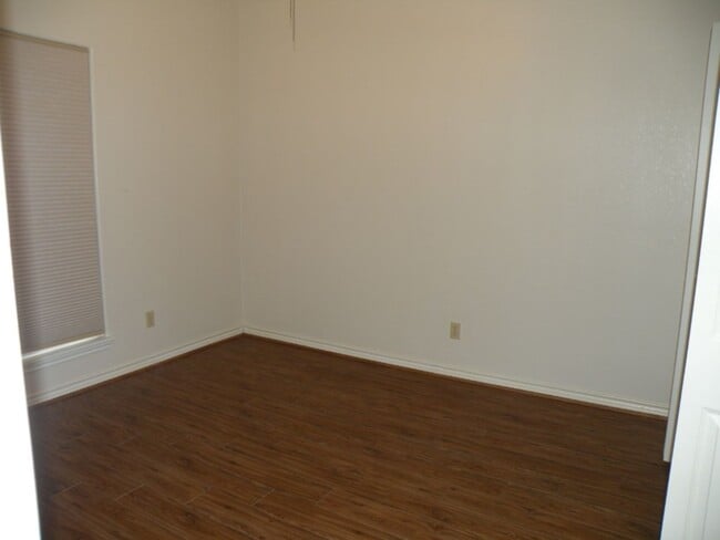 Building Photo - 820 Tangle Oaks Dr