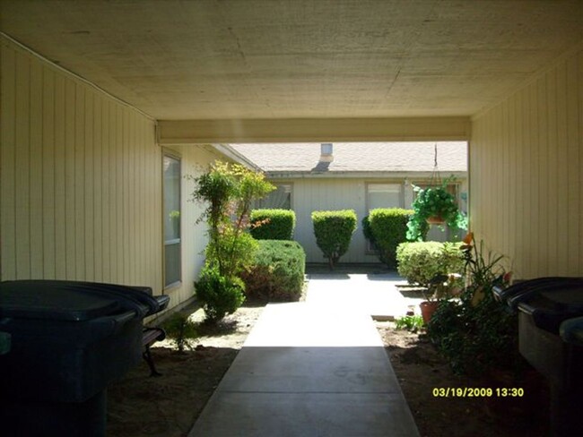 Building Photo - Modesto 2 Bedroom 2 Bath with Garage