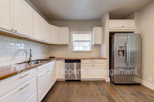 Building Photo - 1444 NE 13th St