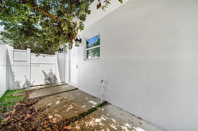 Building Photo - 1041 NE 9th Ave