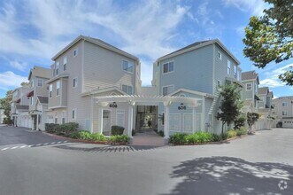 Building Photo - Spacious Remodeled Top Floor Condo, A/C, W...