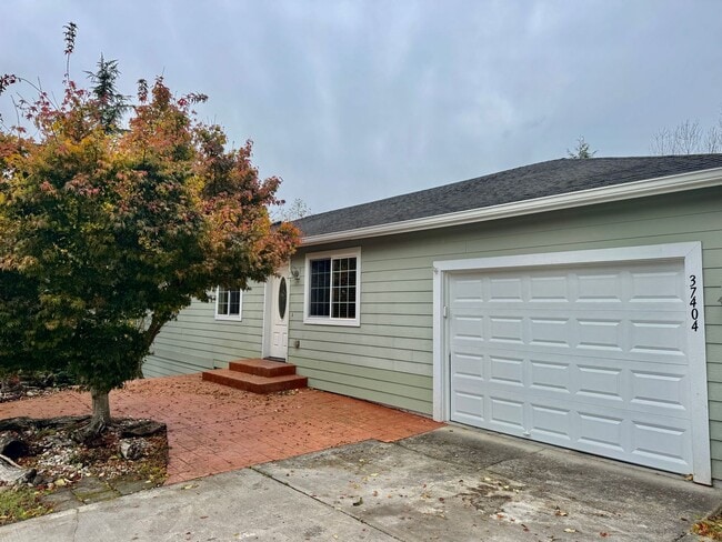 Building Photo - desirable Driftwood Keys daylight rambler...main floor primary suite