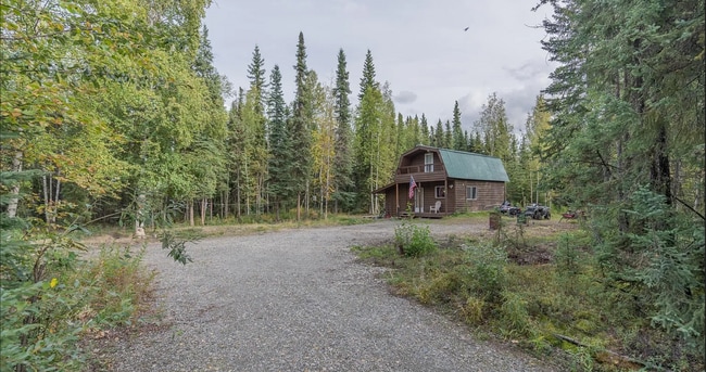 Building Photo - Private Home That's Still Close to the Amenities You Need!