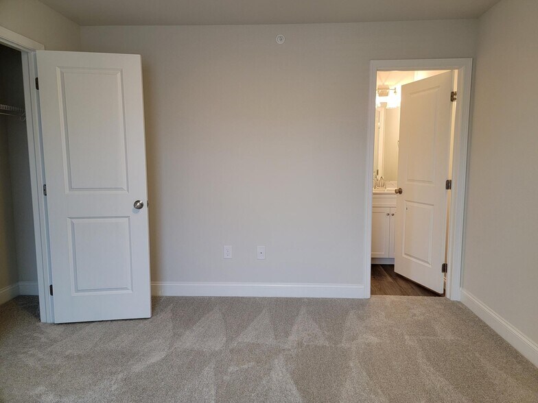 Building Photo - 186 Millard Dr