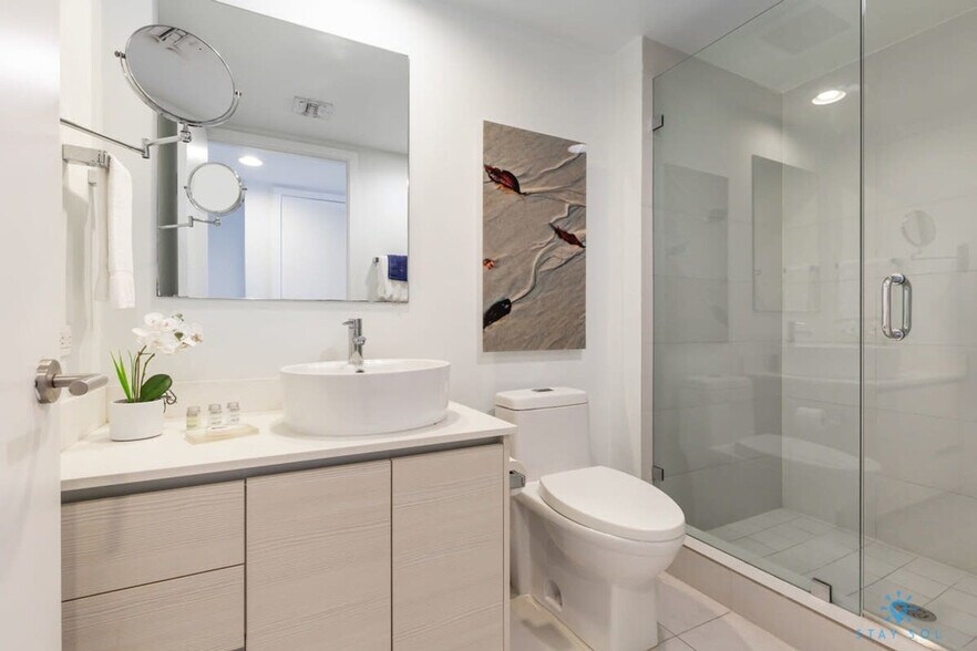 Building Photo - 2602 E Hallandale Beach Blvd