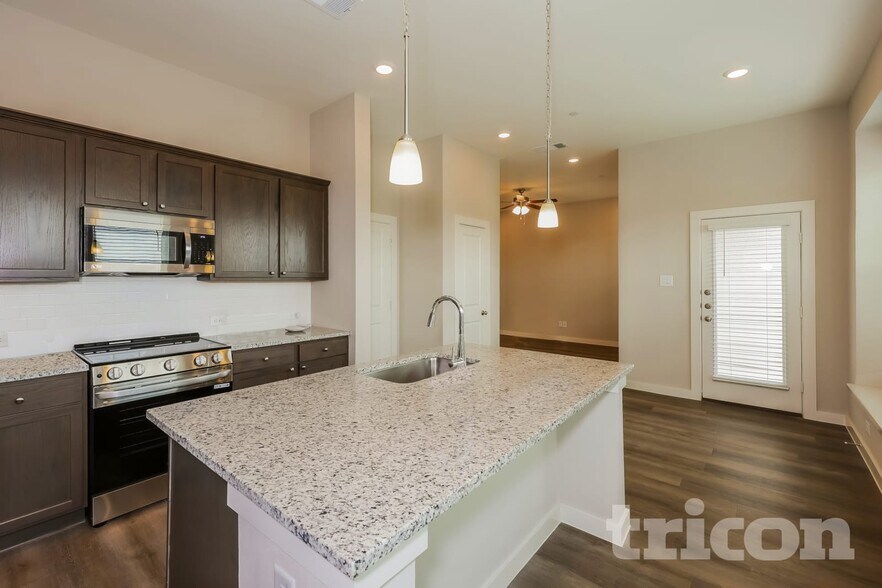 Building Photo - 210 Holbeck Cir