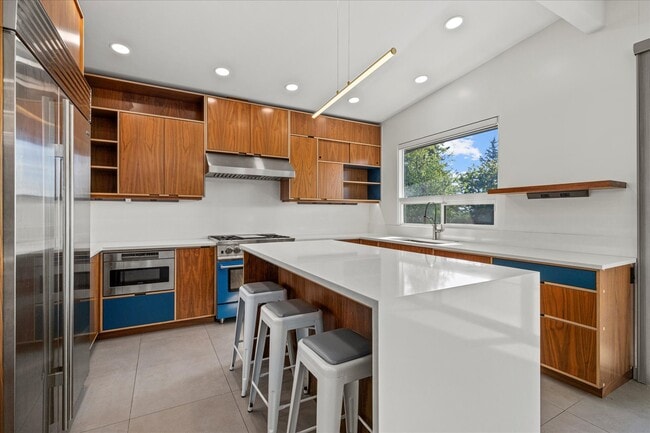 Building Photo - 9 Maple Ln