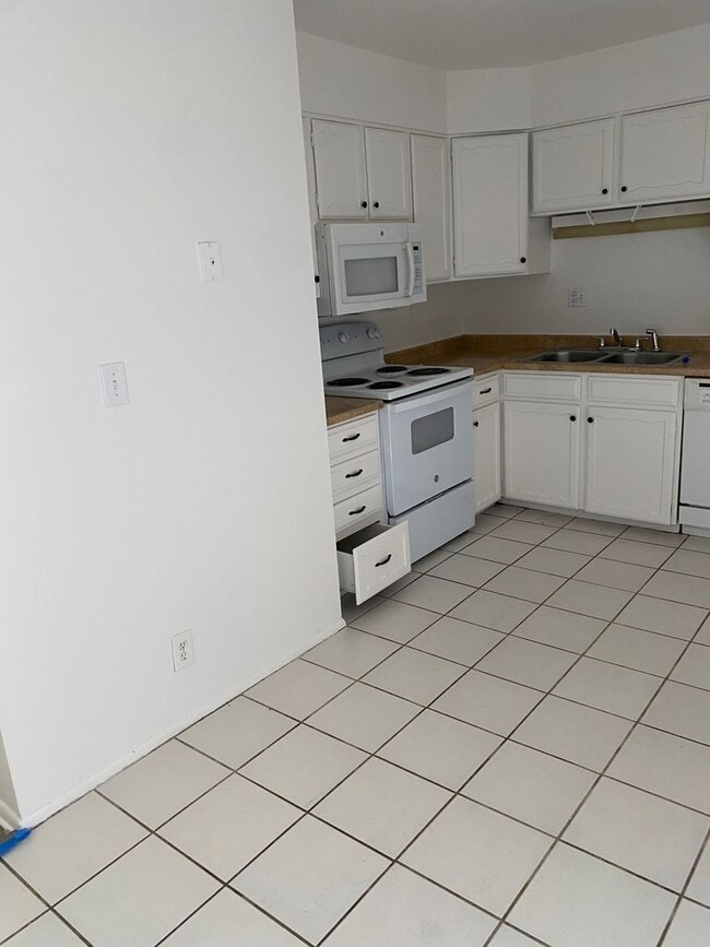 Building Photo - Triplex townhome blocks away from Anshutz ...