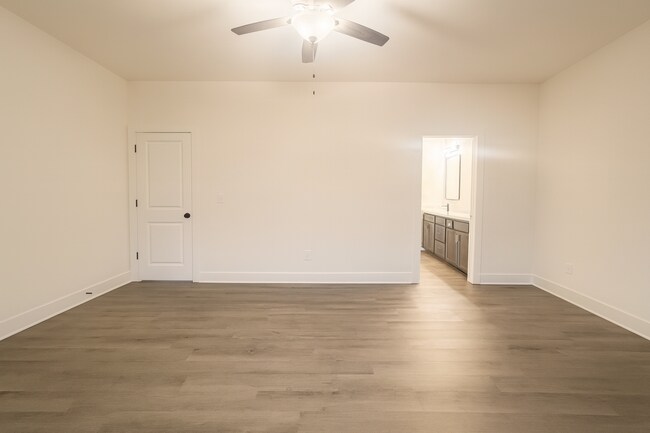 Building Photo - 1638/40 Hickory Creek