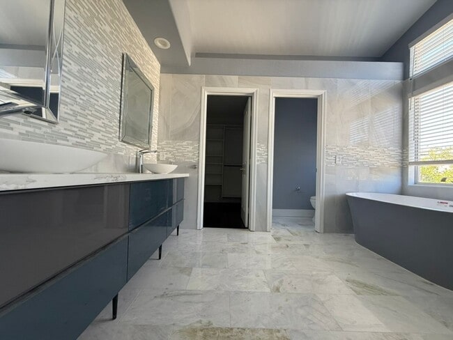 Building Photo - EPIC REA - Fully Renovated 5BR/3BA Home in...