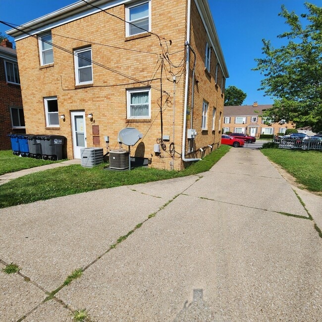 Building Photo - 3611 Douglas Rd