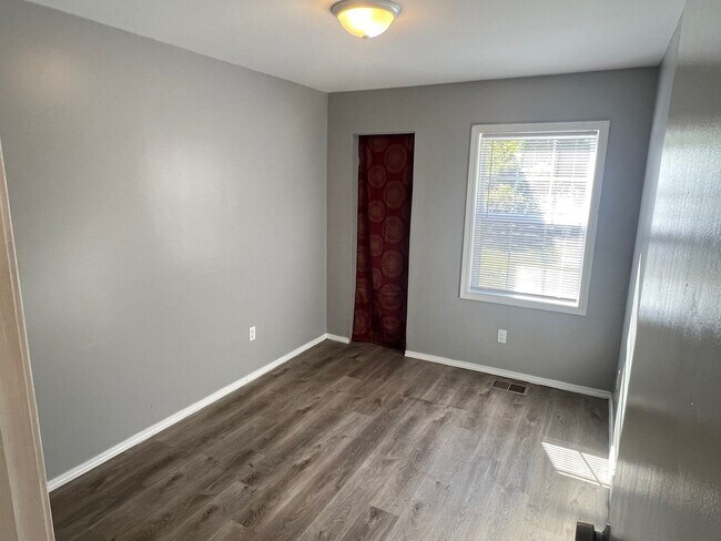 Building Photo - 3 Bedroom home with Fenced Yard - Available November