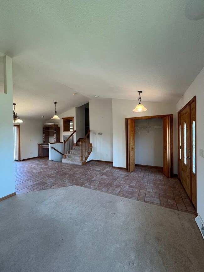 Building Photo - AVAILABLE NOW - 4 Bed, 3.5 Bath Home in He...