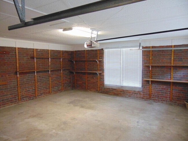 Building Photo - "NEW YEAR'S SPECIAL $500 OFF FIRST FULL MO...