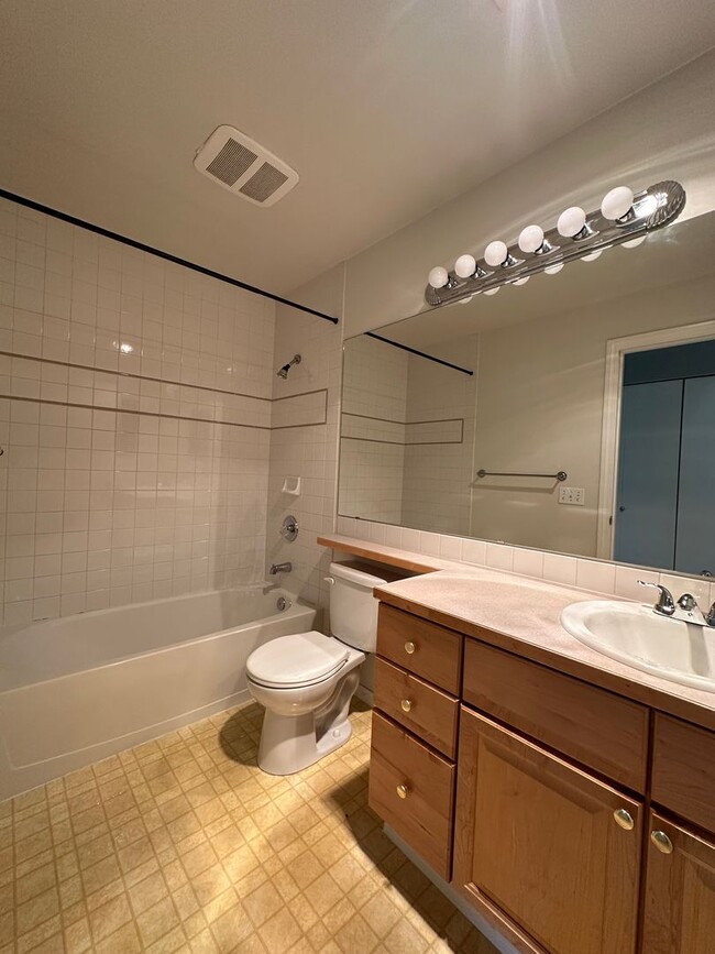 Building Photo - 2Bd/2Ba Seattle Condo