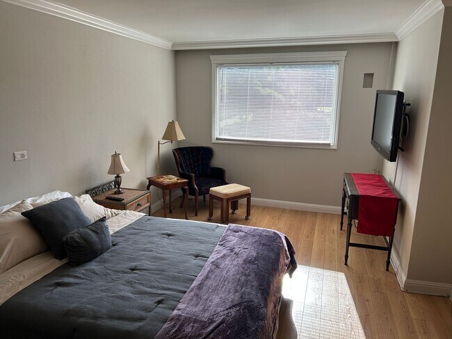 Building Photo - Bright & Spacious 3BR/2BA Home Overlooking Avalon Park – Furnished or Unfurnished- For Rent