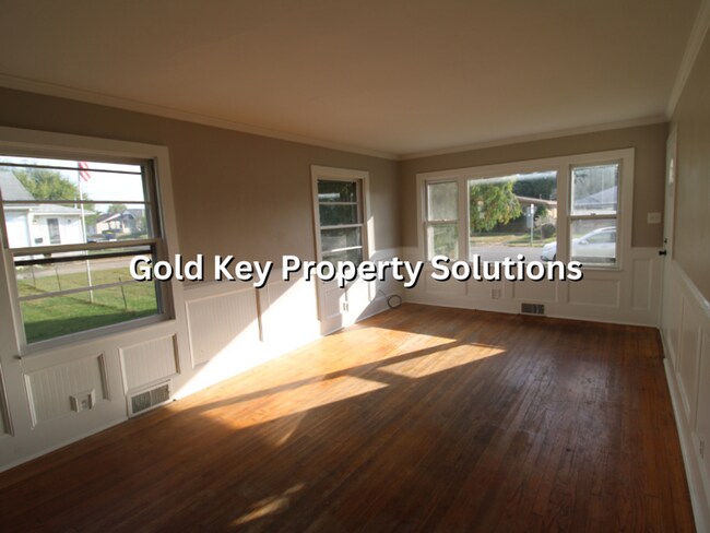 Building Photo - 3 BR 1 BA House with Garage Across from Pu...