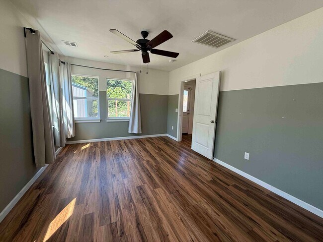 Building Photo - West Sac 2 Bed With River Access