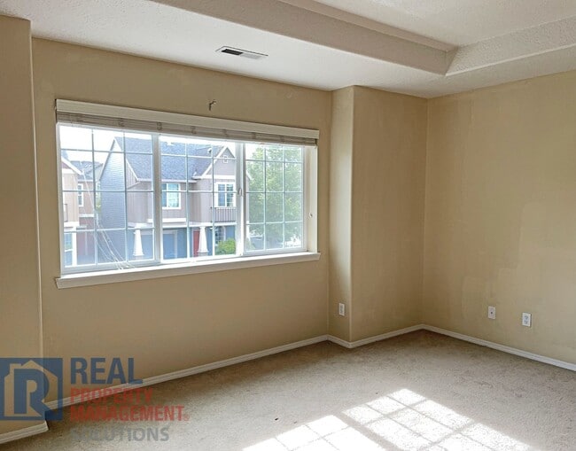 Building Photo - Remarkable Custom Home in Arbor Vineyard!