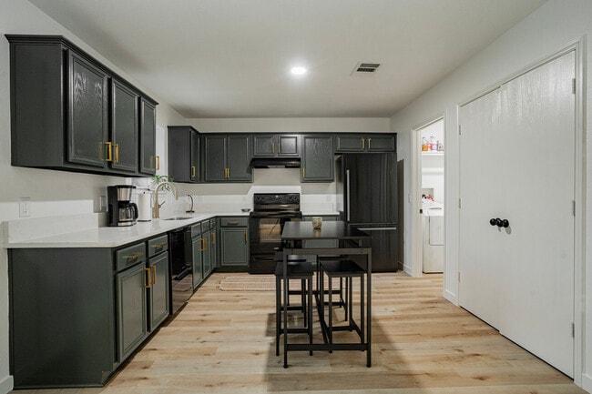 Building Photo - 323 Celia Cir