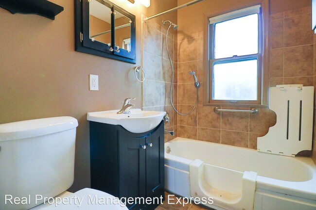 Building Photo - 3 br, 1 bath House - 2905 E 19th Street