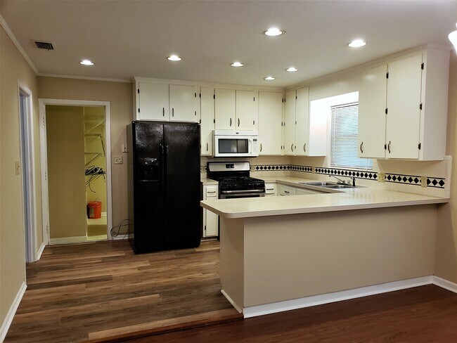 Building Photo - 2318 Vinkara Dr