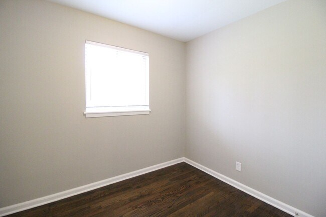 Building Photo - 3 Bedroom 1 Bath Home In Overland Park