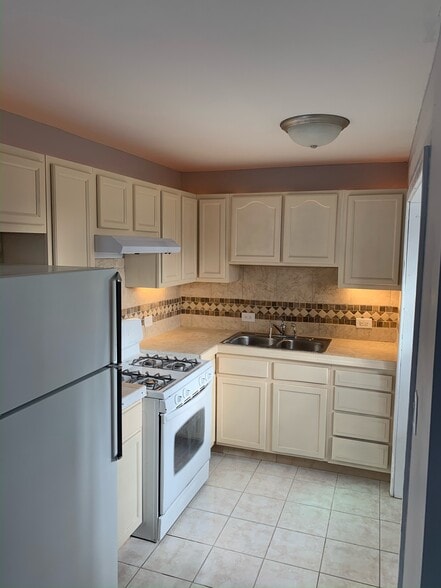 Building Photo - 2323 Marshalltown Ln