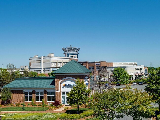 Building Photo - Ballantyne 3 Bedroom Townhome-Perfect Location!