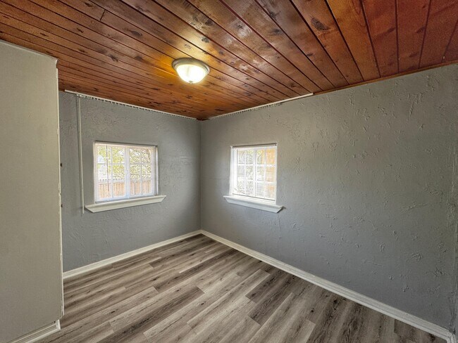 Building Photo - 426 Headingly Ave NW