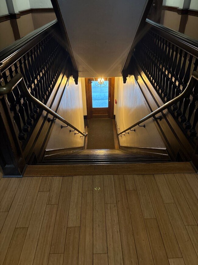 Building Photo - Modern Spacious Studio Apartment in the Rosenmiller Building in Downtown York City!