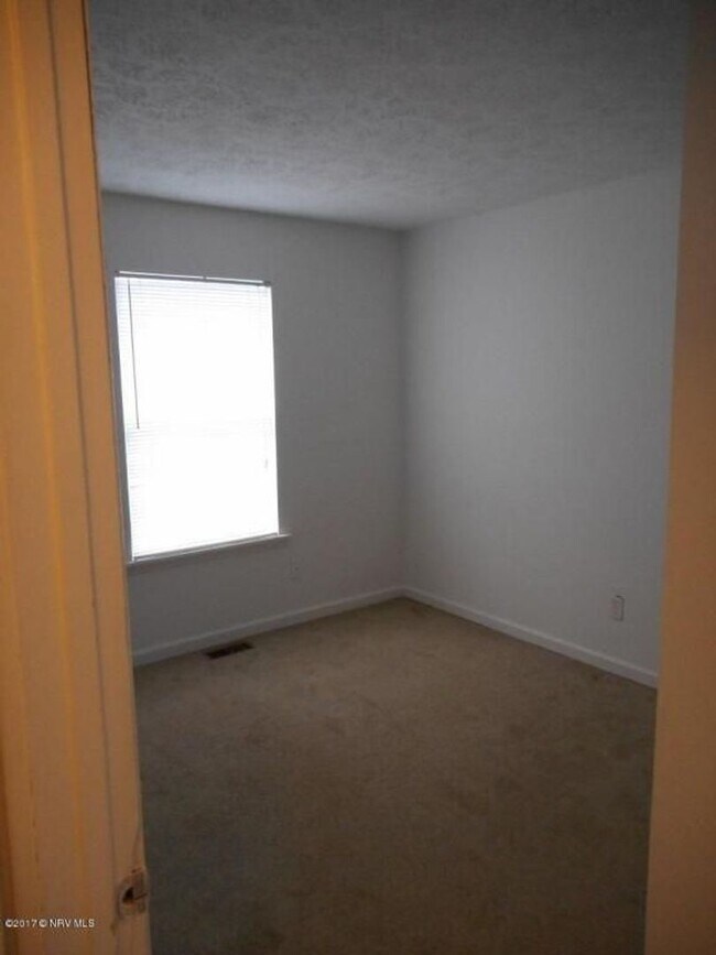 Building Photo - Spacious Home in Prime Blacksburg Location!