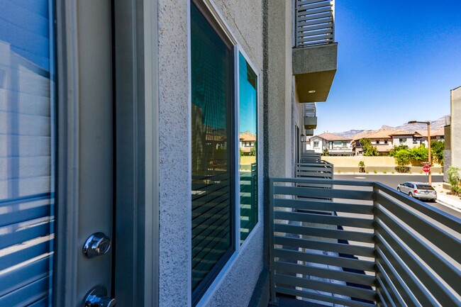 Building Photo - 3 Bed, 3 Bath Summerlin Townhome With 2 Ca...