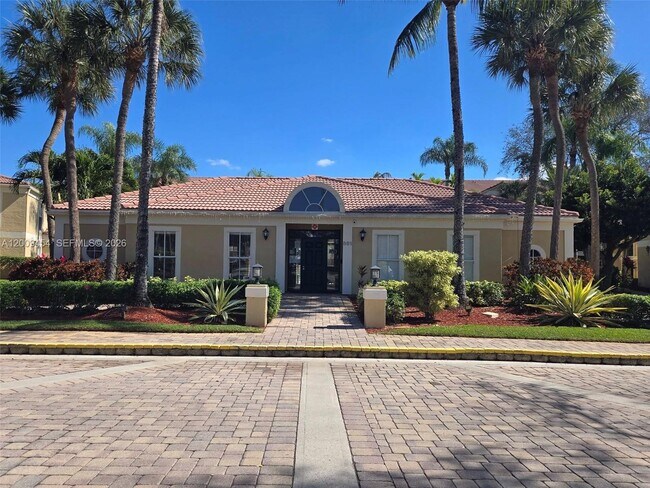 Building Photo - 733 Riverside Dr