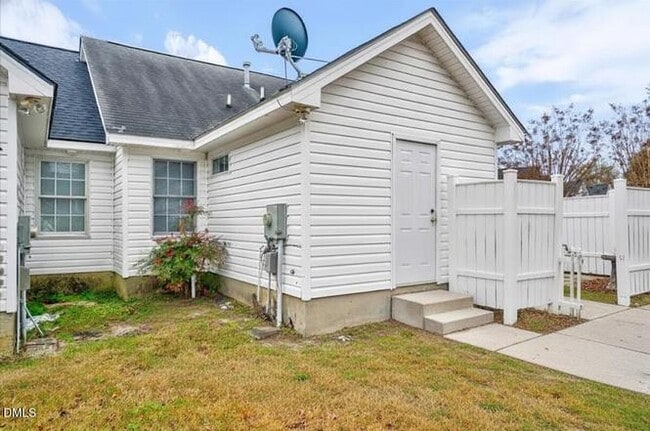 Building Photo - 1525 Surrey Ct