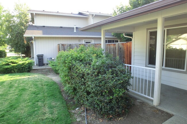 Building Photo - 2 BED 2 BATH TOWNHOME