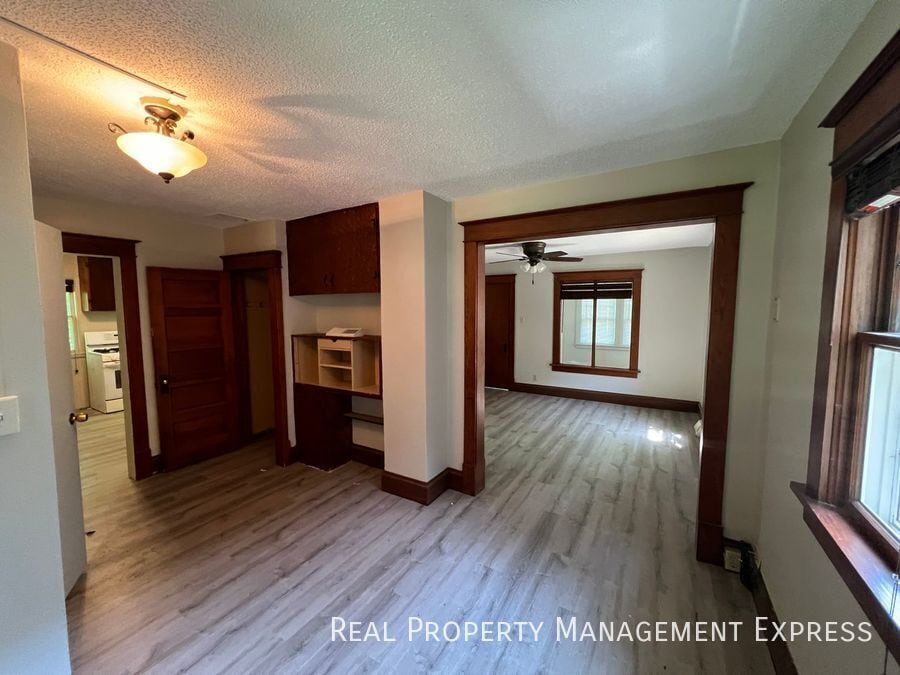 Building Photo - 925 N Blauvelt Ave