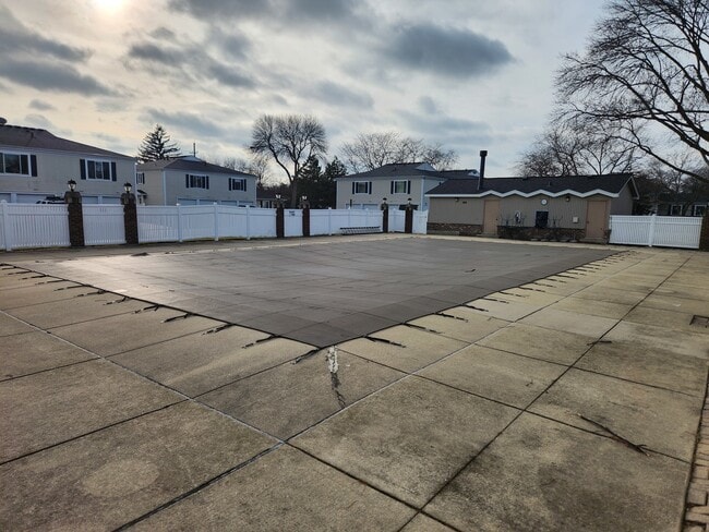 Building Photo - 1597 Cove Dr