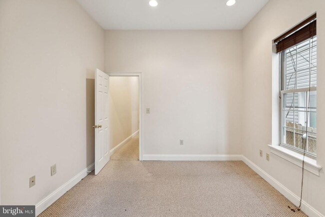 Building Photo - 2542 W Girard Ave