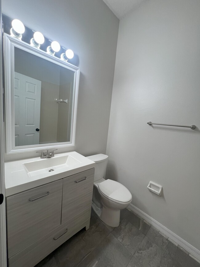 Building Photo - 563 Shoreham Ct NE