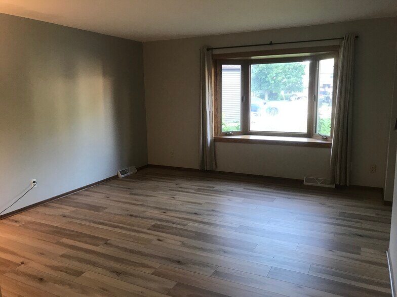 Living Room - 2711 Albany Ct